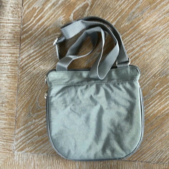 EUC Baggallini Crossbody Nylon Travel Bag Purse Gray - Picture 2 of 6